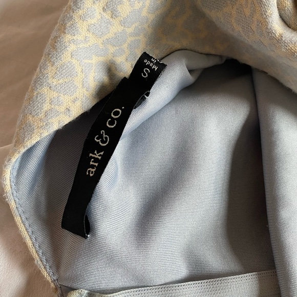 grey pattern romper - Picture 2 of 3